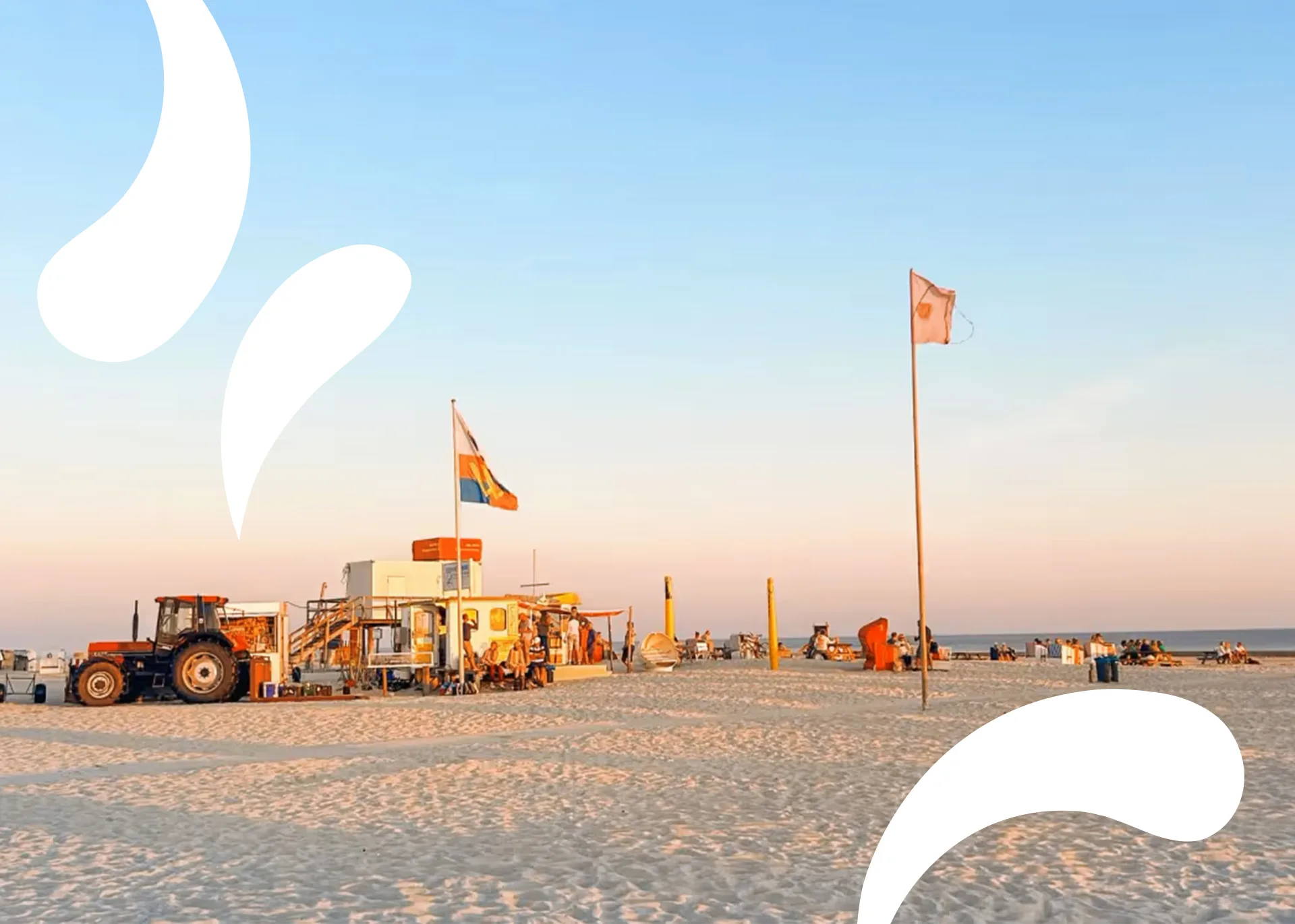Inselsommer am Kniepsand auf der Nordseeinsel Amrum – Strandbar und Besucher bei Sonnenuntergang